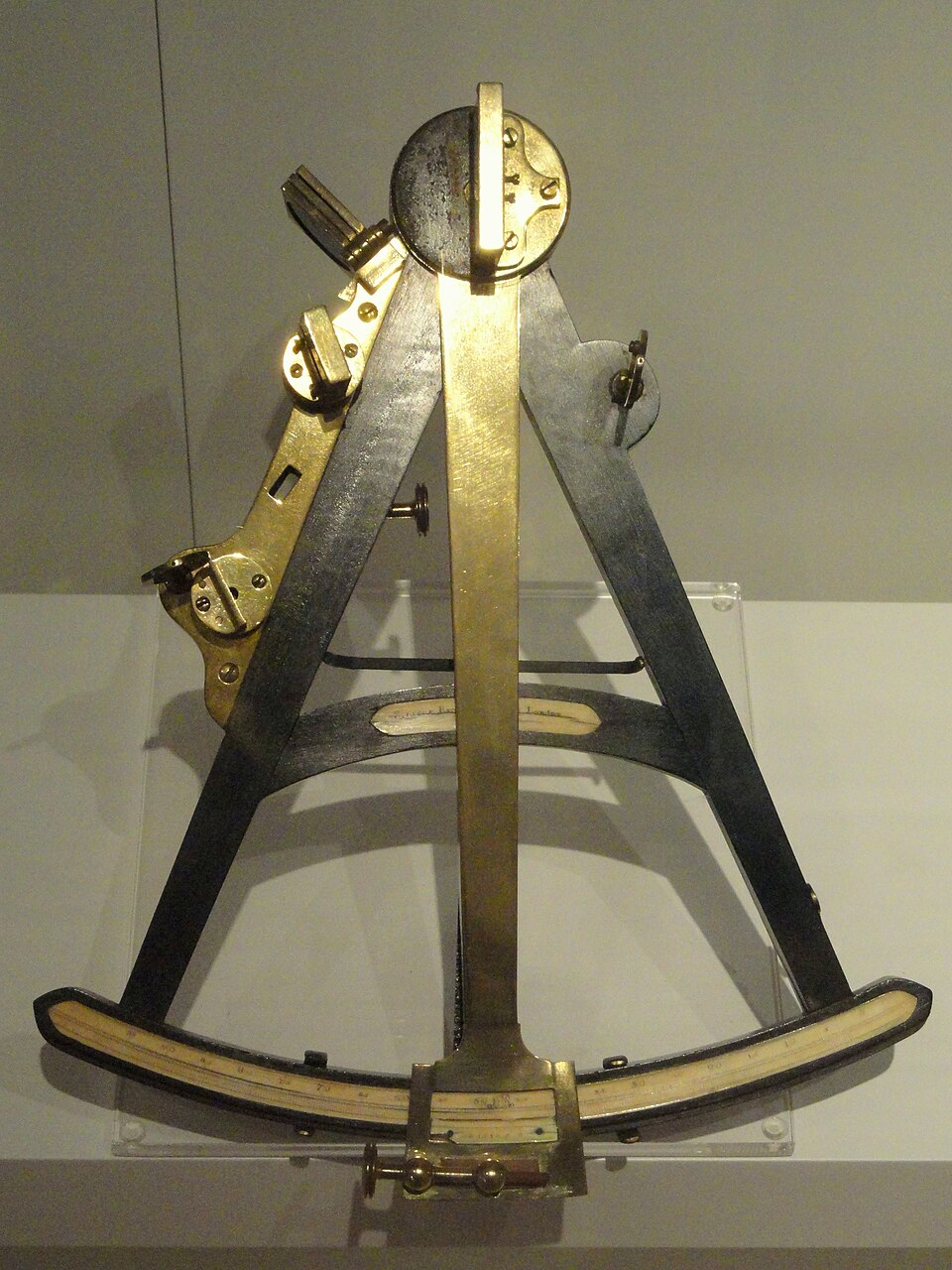 Hadley's octant, c.1790-1810. Royal Ontario Museum.